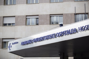 El hombre está hospitalizado en Txagorritxu.