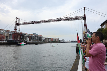El barco de la Freedom Flootilla pasa por el Puente Colgante. 