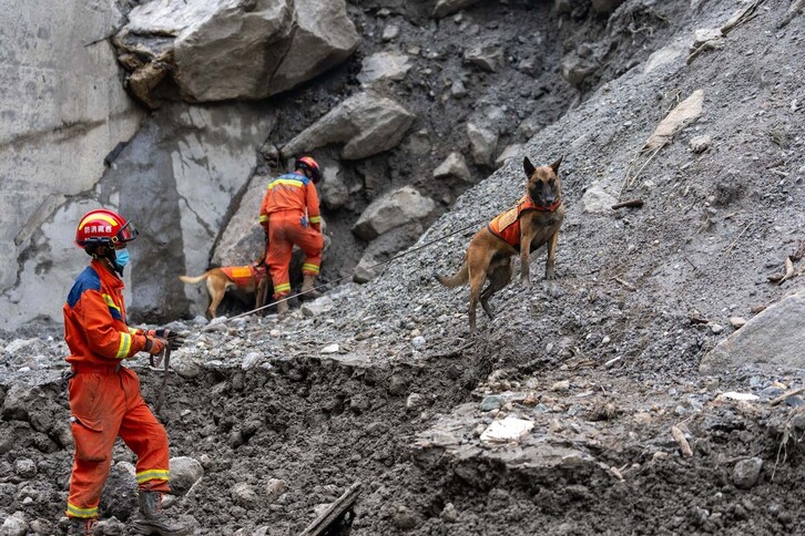 Equipos de rescate buscan supervivientes en túneles, en este caso en la parte china afectada por la catástrofe.
