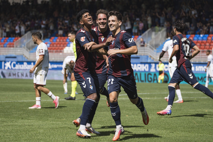 Ares, Bautista e Iván Gil celebran el 1-0 del Eibar al Granada-