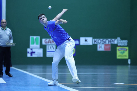 Matxel Iztueta, pilota astintzeko prest.