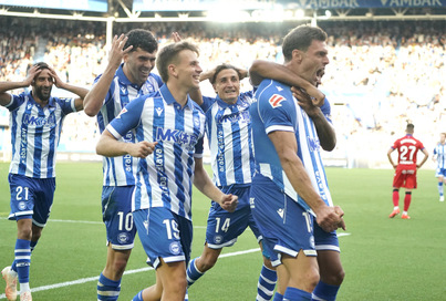 Rebbach, Aleñá y Tenaglia se echan las manos a la cabeza ante el 3-1 de Boyé. Será uno de los golazos de la temporada.