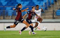 Simona y Samara intentan despejar el centro de Caicedo en el partido de Liga F entre Real Madrid y Eibar.
