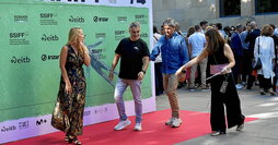 Alex Sardui musikaria eta Jabi Elortegi zuzendaria, duela aste batzuk egindako aurkezpenean.