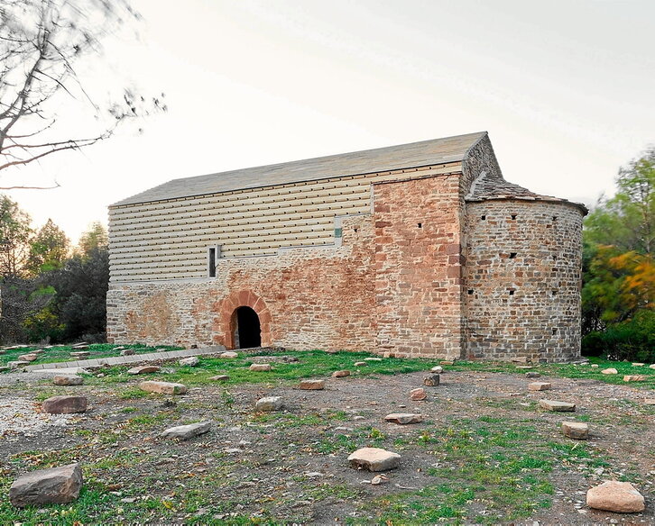 Irudiek Arrostako San Joan Bataiatzailearen ermita erakusten dute, interes kulturaleko ondarea, gaur egun duen itxuraz.