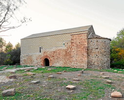 Irudiek Arrostako San Joan Bataiatzailearen ermita erakusten dute, interes kulturaleko ondarea, gaur egun duen itxuraz.