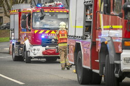 En la imagen, camiones de bomberos.