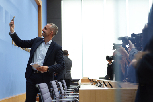 El candidato de AfD en Sajonia-Anhalt, Ulrich Siegmund, tras ganar las elecciones.