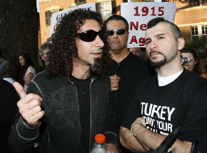 El cantante Serj Tankian y el batería John Dolmayan, en un acto de denuncia del genocidio armenio, en 2006.