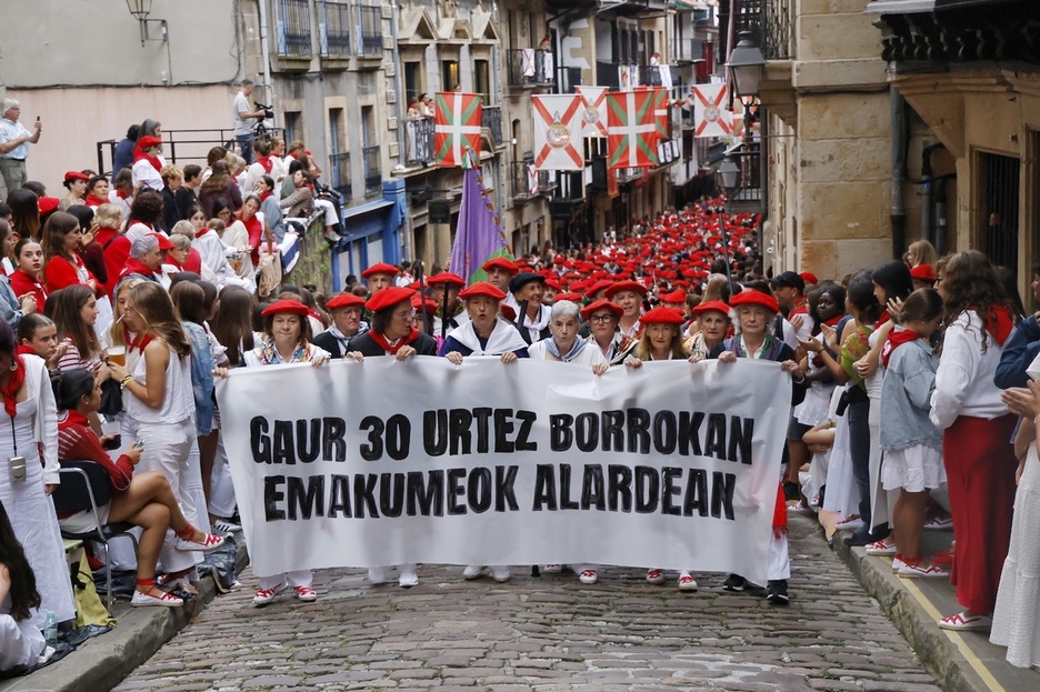 Una pancarta ha recordado los treinta años de lucha por un alarde igualitario. Una pancarta ha recordado los treinta años de lucha por un alarde igualitario.