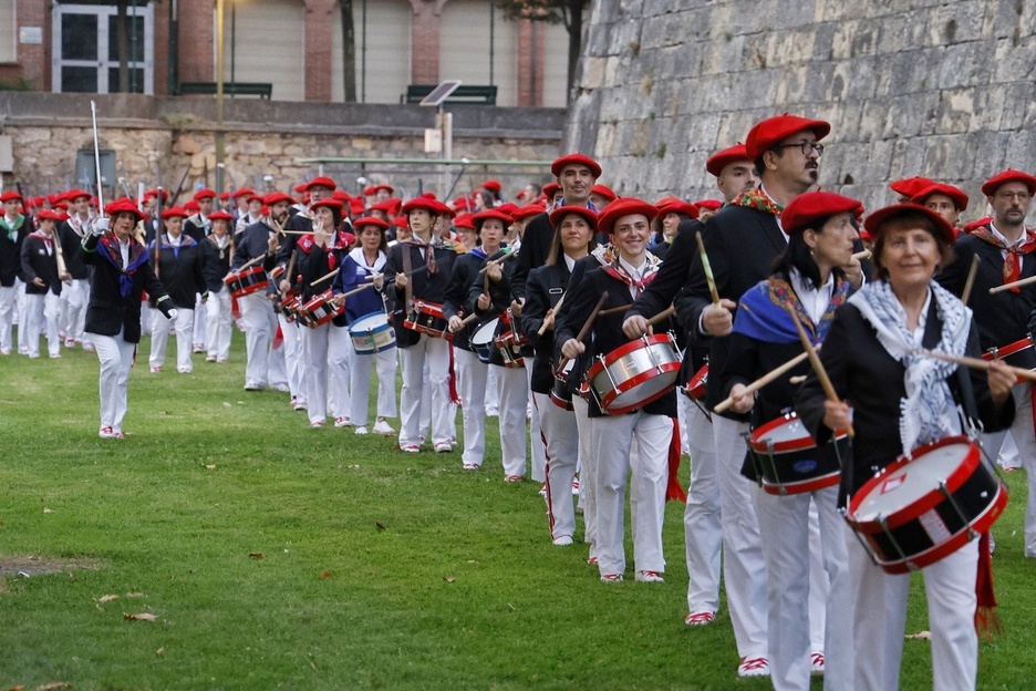 Preparativos junto a las murallas. Preparativos junto a las murallas.