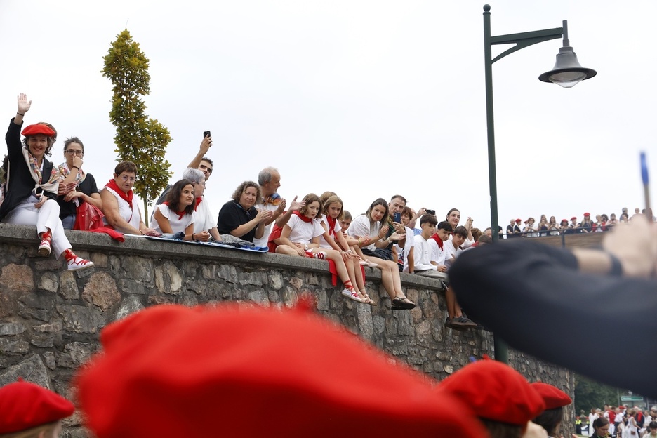 Aplausos del público al paso de Jaizkibel. Aplausos del público al paso de Jaizkibel.