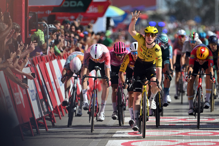 Matthew Brennan señala su cuarta victoria al sprint en esta Vuelta 2026.