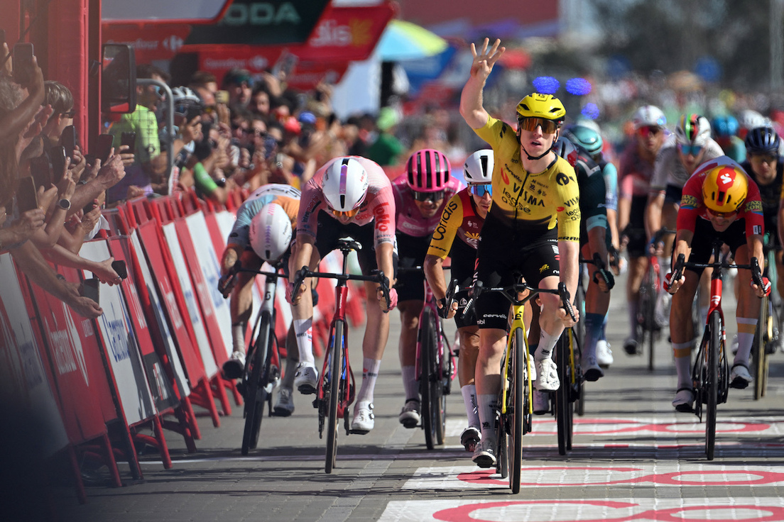 Matthew Brennan señala su cuarta victoria al sprint en esta Vuelta 2026.