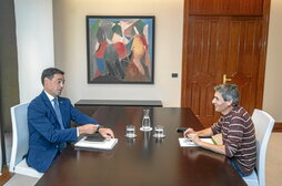 El lehendakari Pradales y parlamentario Jon Hernández, en un momento del encuentro.