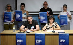 Representantes de ELA y LAB, en la rueda de prensa de ayer, en Bilbo.