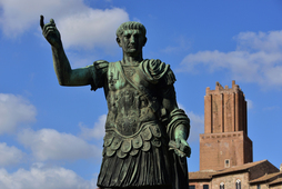 Trajano enèradorearen estatua.