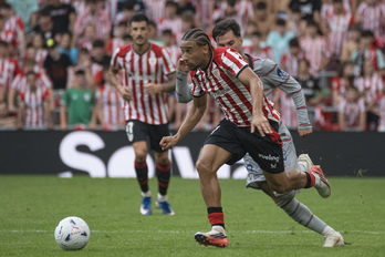 Johaneko conduce el balón ante la presión del colchonero Baena.