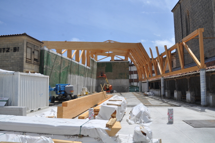 Obras de cubrición del frontón exterior de Elexalde, en Ispaster.