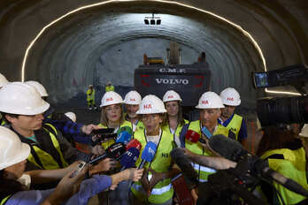 María Chivite, el pasado junio, visitando las obras durante la unión del túnel norte con el túnel sur.