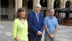 Arantza Aldezabal UEUko ikerketa arduraduna, Andres Urrutia euskaltzainburua eta Aitor Bengoetxea UEUko zuzendaria, atzo Bilbon.
