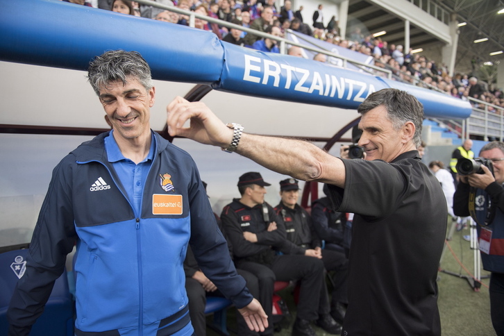 Gesto cariñoso entre Imanol y Mendilibar, en un derbi Eibar-Real Sociedad en 2018.