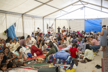 Menores migrantes se refugian bajo una carpa en Ceuta, a finales de agosto.