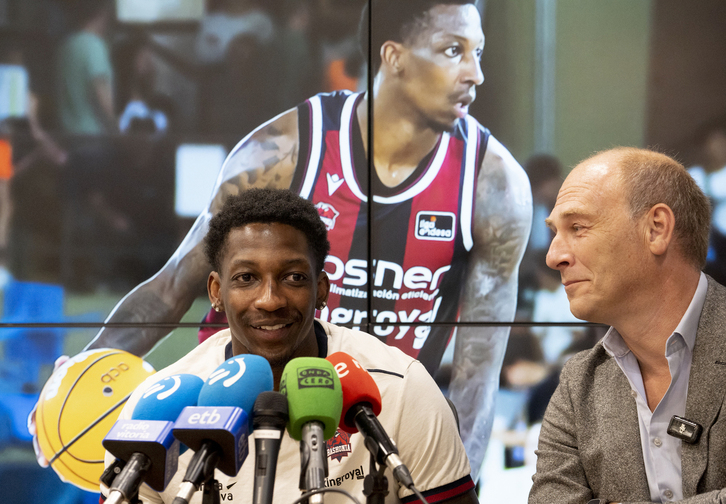 Damion Baugh y Félix Fernández, en ambiente distendido en la presentación del base.