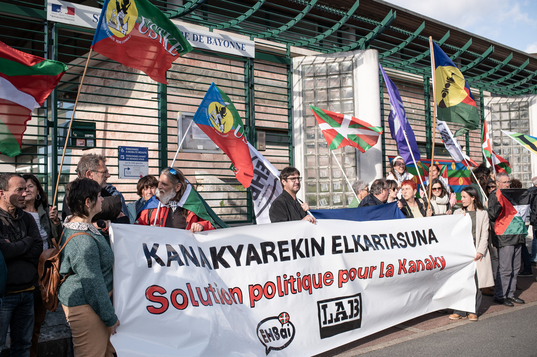 Kanakyko mugimendu independentistarekin elkartasunez Baionako suprefeturaren aitzinean eginiko mobilizazio bat. (artxiboko irudia)