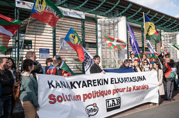 Kanakyko mugimendu independentistarekin elkartasunez Baionako suprefeturaren aitzinean eginiko mobilizazio bat. (artxiboko irudia)