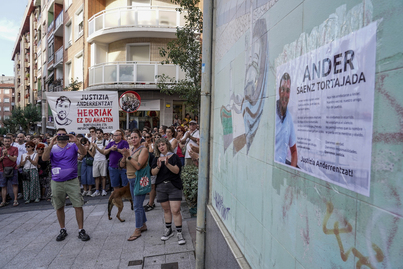 Manifestantes junto al lugar donde estuvo el joven antes de ser trasladado al hospital.