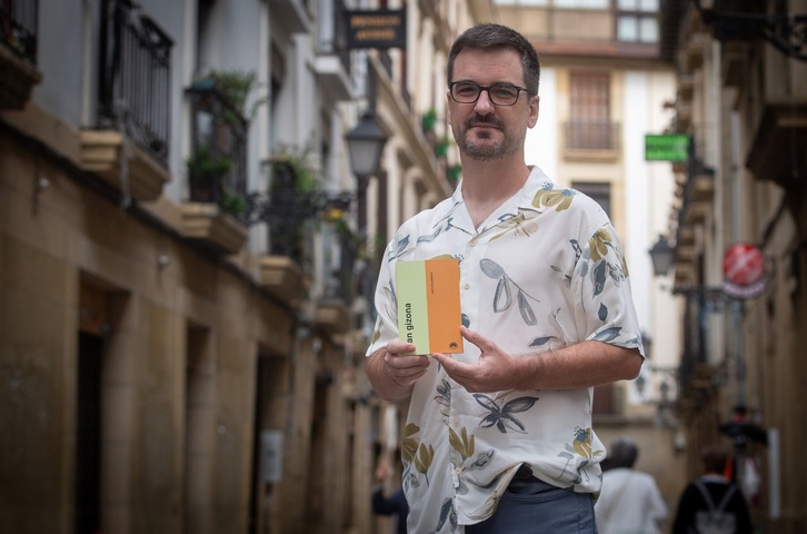 Aritz Galarraga Lopetegi ‘Izan gizona’ saiakera aurkezten, ostegun honetan Donostiako Parte Zaharrean.