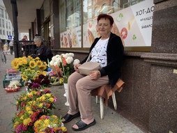 Marina en su puesto en el centro de Uzhgorod. La pensión media en Ucrania no llega a los 70 euros.