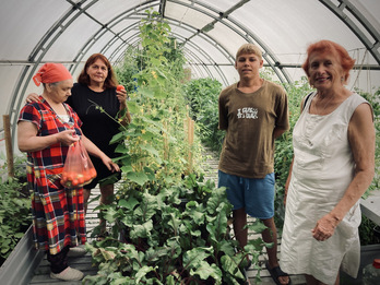 Zoia (izquierda) y Sandra (derecha) junto a otros dos desplazados en un refugio improvisado a las afueras de Uzhgorod.