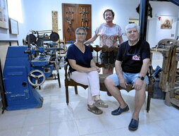 Carmen San Roman, Izaskun Biguri eta Josu Llano, museora egindako bisitan.