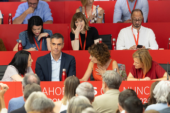 Sánchez, junto a líderes estatales y territoriales del PSOE en un Comité Federal.