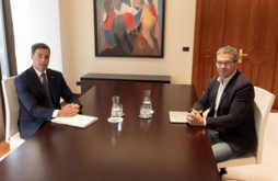 Imanol Pradales y José Manuel López (UGT) en su encuentro en Ajuria Enera.