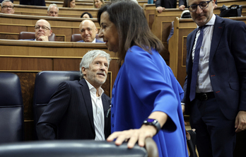 Margarita Robles pasa delante de Fernando Grande-Marlaska en un pleno en el Congreso
