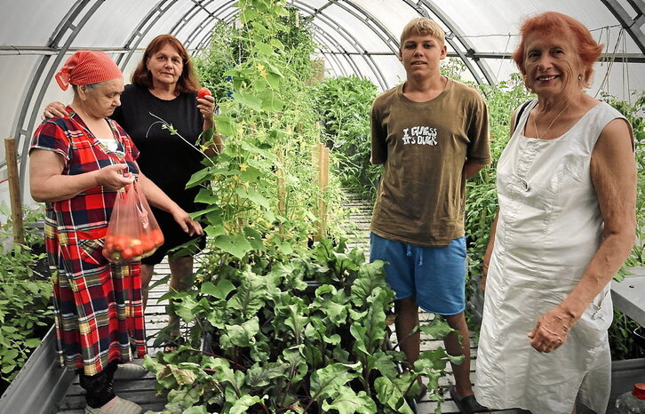 Zoia (i) y Sandra (d), junto a otros dos desplazados en un refugio improvisado a las afueras de Uzhgorod. Karlos ZURUTUZA