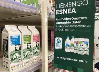 La leche de marca EROSKi elaborada por SAT Valle de Karrantza se presenta en tres versiones: entera, semidesnatada y desnatada.