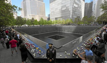 Visitantes depositan flores en el memorial de Nueva York.