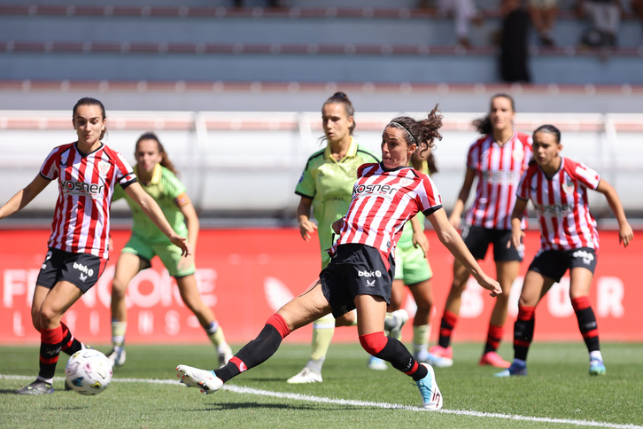 Maddi toca el balón para anotar el 2-2 definitivo.