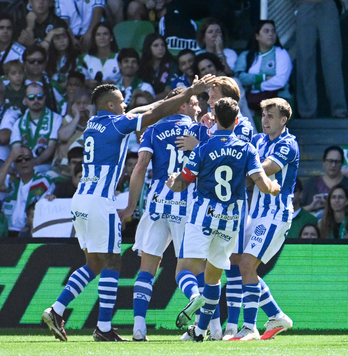 El Alavés celebra el gol de Koski.