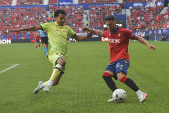 El Hilali intenta evitar el centro de Barja en el partido entre Osasuna y Espanyol.