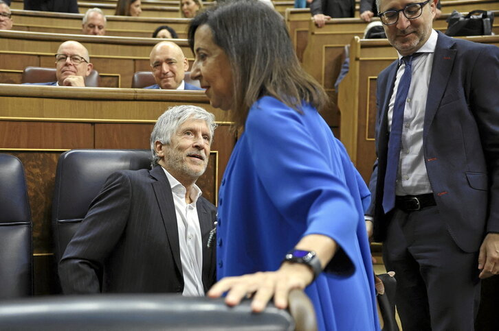 Margarita Robles pasa delante de Fernando Grande-Marlaska en un pleno reciente, en el Congreso de los Diputados.