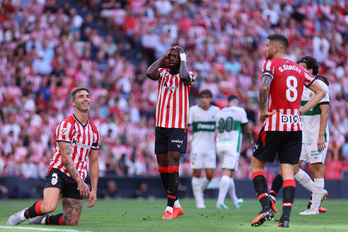Jugadores del Athletic se lamentan de las diversas ocasiones del primer tiempo.