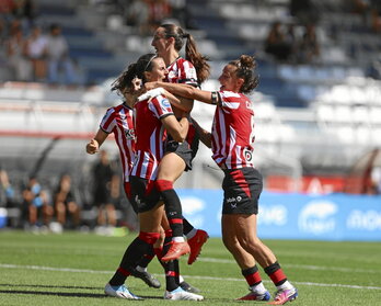 Maddi se abraza a sus compañeras para celebrar el gol del empate.