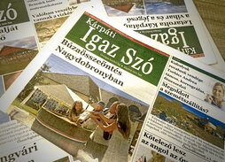 En la página anterior, ejemplares del «Kárpáti Igaz Szó» en su redacción de Uzhgorod. Sobre estas líneas, celebrando el Día Nacional de Hungría frente a una escultura  de Sándor Petőfi, poeta nacional húngaro, en Uzhgorod.