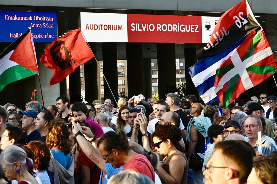La manifestación para denunciar el bloque que sufre Cuba pasa ante un cartel que anuncia el concierto de Silvio Rodríguez La manifestación para denunciar el bloque que sufre Cuba pasa ante un cartel que anuncia el concierto de Silvio Rodríguez