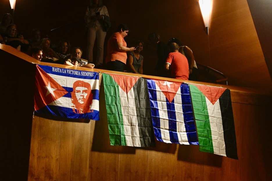 Las banderas de Cuba y Palestina, hermanadas en el Euskalduna. Las banderas de Cuba y Palestina, hermanadas en el Euskalduna.